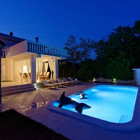 Apartment Unique Retreat - Harmony With Private Pool Neoric