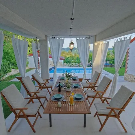 Unique Retreat - Harmony With Private Pool Apartment Neoric